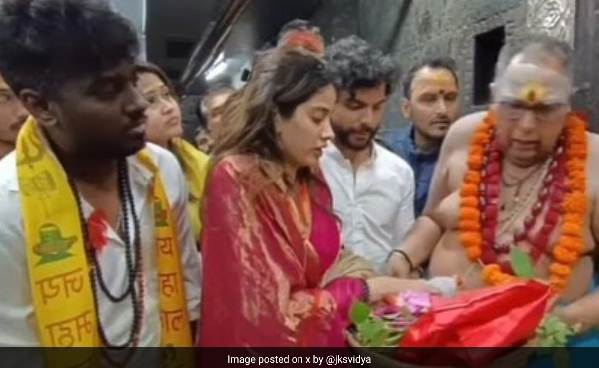 Janhvi Kapoor, Rumoured Boyfriend Shikhar Pahariya And Director Atlee Visit Mahakaleshwar Temple