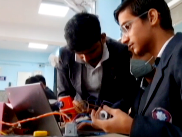 रोबोटिक्स और कोडिंग सीख रहे दिल्ली के सरकारी स्कूलों में पढ़ रहे छात्र