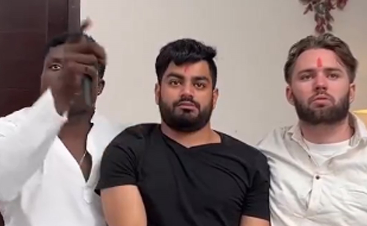 रामायण देखने से पहले विदेशी लड़कों ने दोस्त को जगाया फिर उसका तिलक किया, देखें वायरल वीडियो