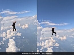 स्काइडाइविंग के दौरान बादलों पर चलती नज़र आई महिला, देखकर नहीं होगा यकीन, लोग बोले- अलग लेवल का टैलेंट स्काइडाइविंग के दौरान बादलों पर चलती नज़र आई महिला, देखकर नहीं होगा यकीन, लोग बोले- अलग लेवल का टैलेंट