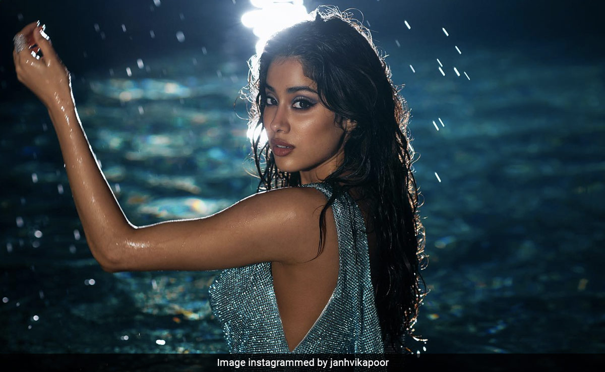 When Janhvi Kapoor Sets "Dark Waters" On Fire. See Pics