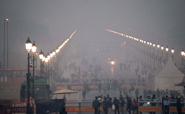 दिल्ली में घना कोहरा, 130 से अधिक उड़ाने प्रभावित... 30 ट्रेनें डिले, नए साल में और बढ़ेगी ठंड