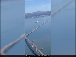 "Glitch In The Matrix": Plane Appears To Pause In The Air, Old Video Resurfaces "Glitch In The Matrix": Plane Appears To Pause In The Air, Old Video Resurfaces