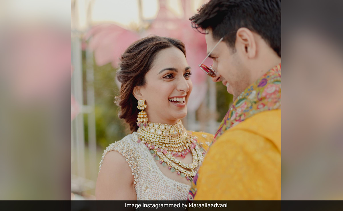 <I>Koffee With Karan 8</i>: Kiara Advani Reveals Sidharth Malhotra Proposed With <i>Shershaah</i> Lines In Rome