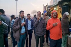 जैसलमेर में हल्का कोहरा छाया, चाय की टपरियों पर बढ़ी भीड़ जैसलमेर में हल्का कोहरा छाया, चाय की टपरियों पर बढ़ी भीड़