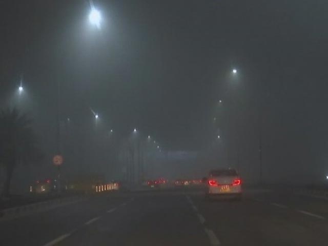 Low Visibility के बीच गाड़ी चलाने में हो रहे हैं परेशान? इन सेफ्टी टिप्स का रखें ध्यान