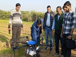 ड्रोन से एक एकड़ खेत में मात्र 10 मिनट में हो रहा यूरिया का छिड़काव, बना आकर्षण का केंद्र ड्रोन से एक एकड़ खेत में मात्र 10 मिनट में हो रहा यूरिया का छिड़काव, बना आकर्षण का केंद्र