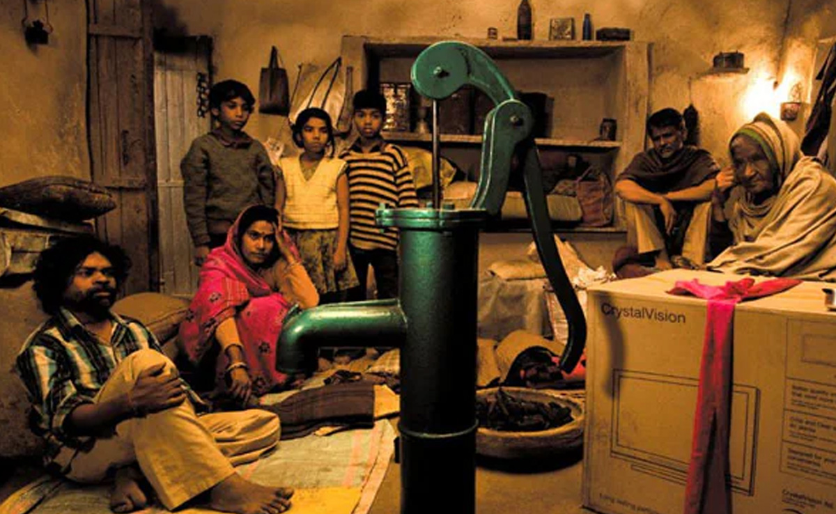 मजबूर किसान का बना तमाशा, मीडिया ने भी लिए चटखारे, तमाशबीन बनी जनता और 10 करोड़ की फिल्म ने 48 करोड़ रु कमा डाले