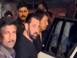 मीडिया पर सलमान खान को आया गुस्सा, मम्मी-पापा से हुई ऐसी हरकत को बर्दाश्त नहीं कर पाए 'भाईजान' मीडिया पर सलमान खान को आया गुस्सा, मम्मी-पापा से हुई ऐसी हरकत को बर्दाश्त नहीं कर पाए 'भाईजान'