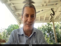 पॉडकास्ट के दौरान कैमरे में दिखा बड़ा सा सांप, वीडियो देख खड़े हो जाएंगे रोंगटे पॉडकास्ट के दौरान कैमरे में दिखा बड़ा सा सांप, वीडियो देख खड़े हो जाएंगे रोंगटे