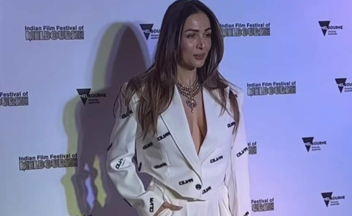 Bollywood News : इवेंट में ऐसे आउटफिट में पहुंचीं मलाइका, लोग करने लगे ट्रोल