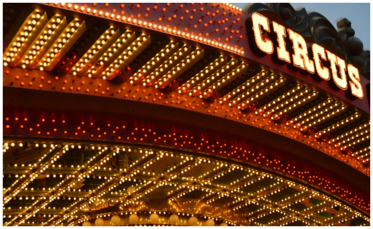 Acrobat In Russia Plunges 12 Feet To the Ground After Trapeze Stunt Goes Wrong