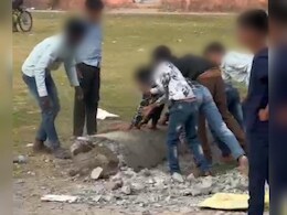 देवास: स्कूल में बच्चों से सफाई कराने का VIDEO Viral, सवाल पूछने पर स्टाफ ने दिया ये जवाब
