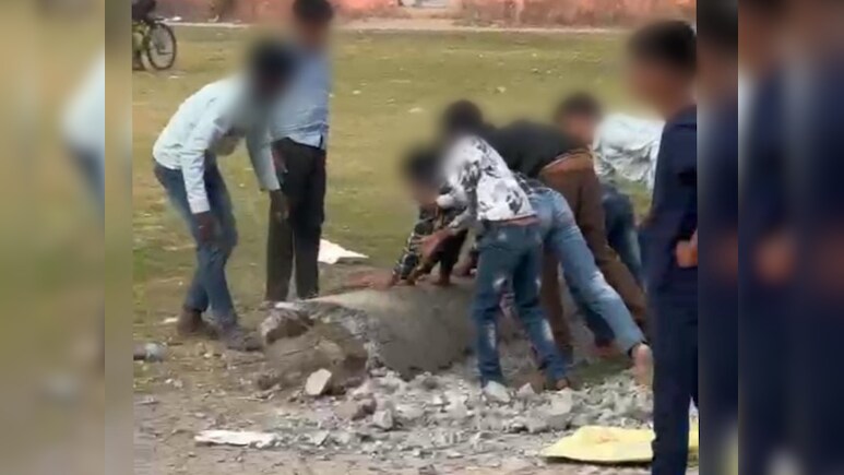 देवास: स्कूल में बच्चों से सफाई कराने का VIDEO Viral, सवाल पूछने पर स्टाफ ने दिया ये जवाब देवास: स्कूल में बच्चों से सफाई कराने का VIDEO Viral, सवाल पूछने पर स्टाफ ने दिया ये जवाब