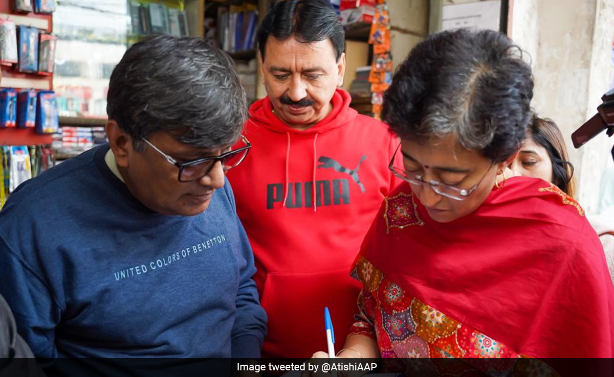 हस्ताक्षर अभियान में शामिल हुईं आतिशी, बोलीं- केजरीवाल को जेल में डालना चाहती है सरकार