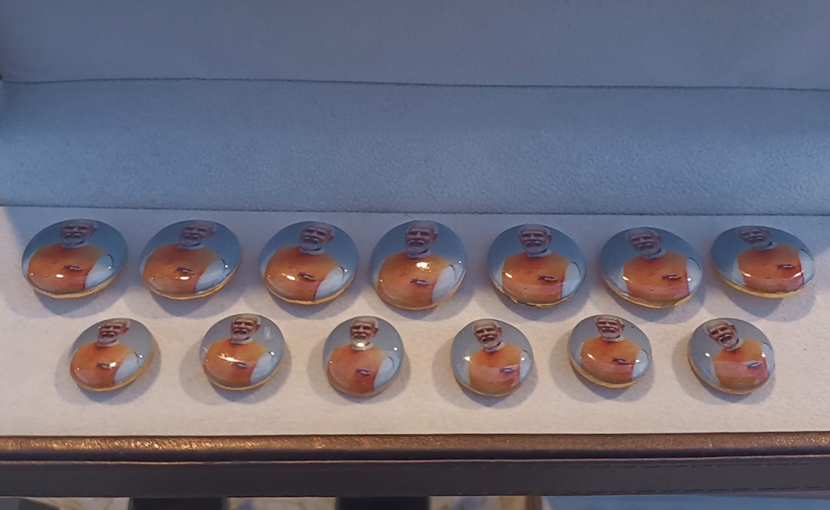 'मोदी जैकेट' के बाद अब 'मोदी बटन' की डिमांड, जोधपुर में बन रही PM मोदी की फोटो लगी बटन