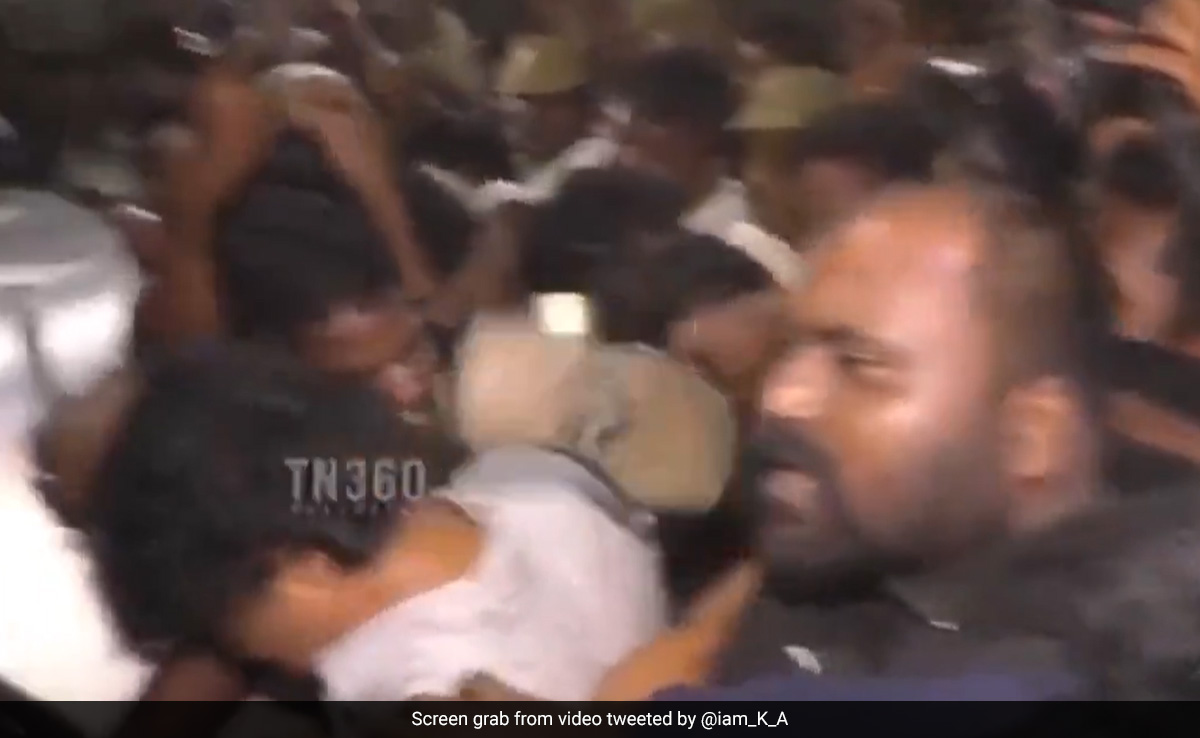 At Vijayakanth's Funeral, Slipper Thrown At <i>Leo</i> Star Vijay
