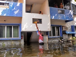 Volunteers Wade Through Water To Give Food To People In Rain-Hit Chennai, Plants Still Shut Volunteers Wade Through Water To Give Food To People In Rain-Hit Chennai, Plants Still Shut