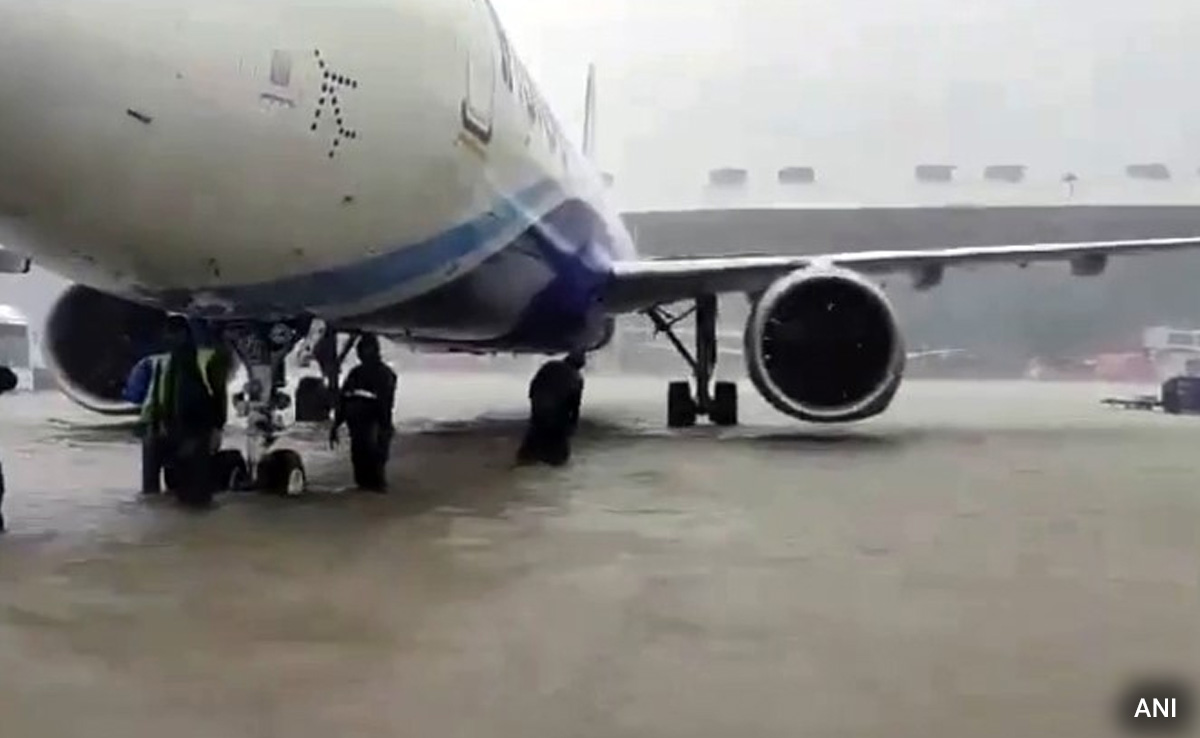 इंफाल एयरपोर्ट पर 2 इंडिगो कर्मचारी 19 सोने के बिस्कुट के साथ गिरफ्तार, एयरलाइंस ने दी सफाई