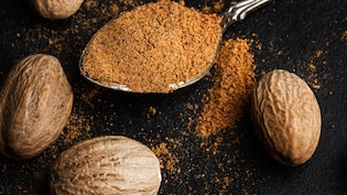 रात को पीते हैं दूध, उसमें ड़ालें रसोई में रखा ये  मसाला, मिलेगी कब्&zwj;ज और अन&zwj;िद्रा समेत इन 5 समस्&zwj;याओं से मुक्&zwj;त&zwj;ि