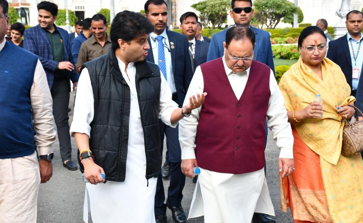 ज्योतिरादित्य सिंधिया के शाही महल पहुंचे जेपी नड्डा, नरेंद्र तोमर से दूरी के क्या है सियासी मायने?