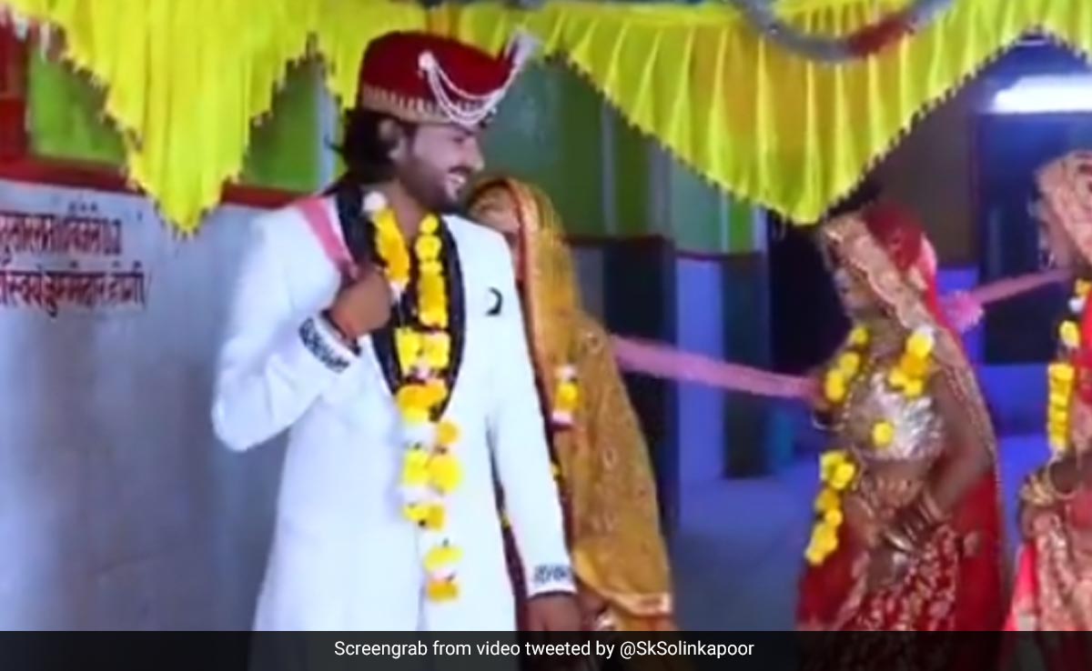 चार लड़कियों के साथ फेरे लेता नजर आया शख्स, क्या आपने देखा है वायरल होता यह वीडियो
