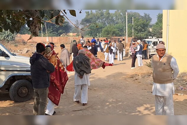 हादसे के बाद घटनास्थल पर जुटी लोगों की भीड़. हादसे के बाद घटनास्थल पर जुटी लोगों की भीड़.