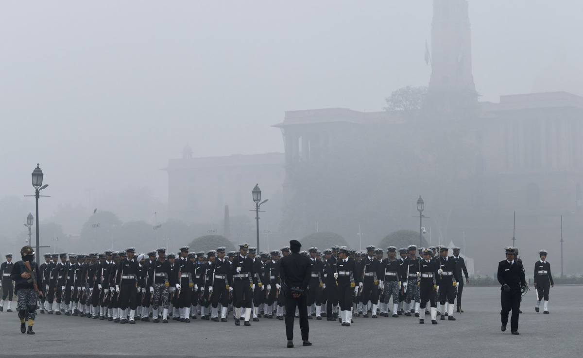 घने कोहरे में हो रही 75वें गणतंत्र दिवस परेड की रिहर्सल, इस बार फ्रांस के राष्ट्रपति बनेंगे चीफ गेस्ट