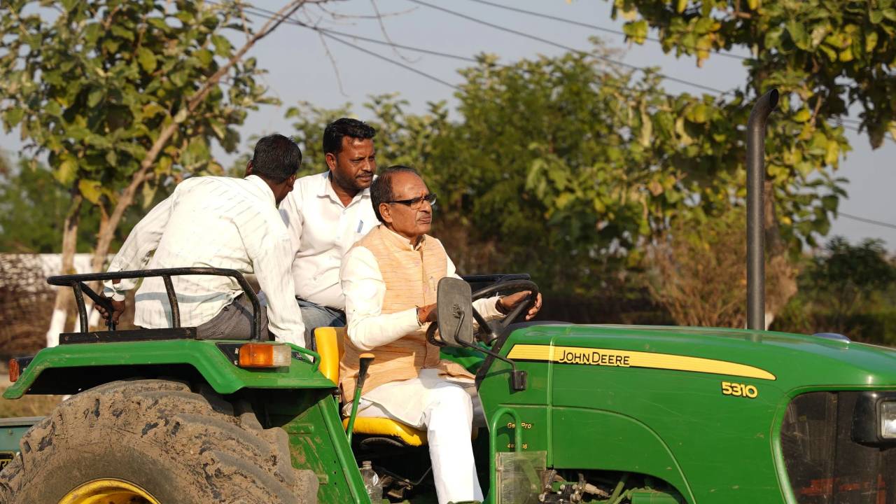 ट्रैक्टर चलाते दिखे शिवराज सिंह चौहान, वीडियो हो रहा है वायरल