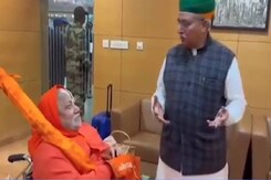 अर्जुन राम मेघवाल ने भजन सुनाकर मोह लिया रामभद्राचार्य का मन अर्जुन राम मेघवाल ने भजन सुनाकर मोह लिया रामभद्राचार्य का मन