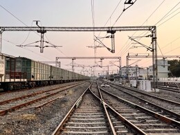 इंदौर में परीक्षण ट्रेन की चपेट में आकर 10वीं की दो छात्राओं की मौत, रेल मंत्री ने दिए जांच के निर्देश