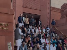 सांसदों के निलंबन को लेकर लोकसभा में विपक्षी सांसदों का प्रदर्शन, कार्यवाही 2 बजे तक स्थगित सांसदों के निलंबन को लेकर लोकसभा में विपक्षी सांसदों का प्रदर्शन, कार्यवाही 2 बजे तक स्थगित