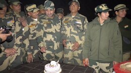 नए साल के स्वागत में भारत-पाक बॉर्डर पर मना जश्न, देश भक्ति गानों पर थिरके BSF जवान&nbsp;