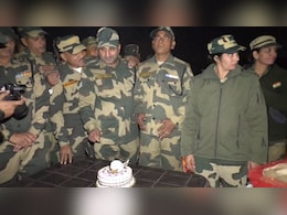 नए साल के स्वागत में भारत-पाक बॉर्डर पर मना जश्न, देश भक्ति गानों पर थिरके BSF जवान 