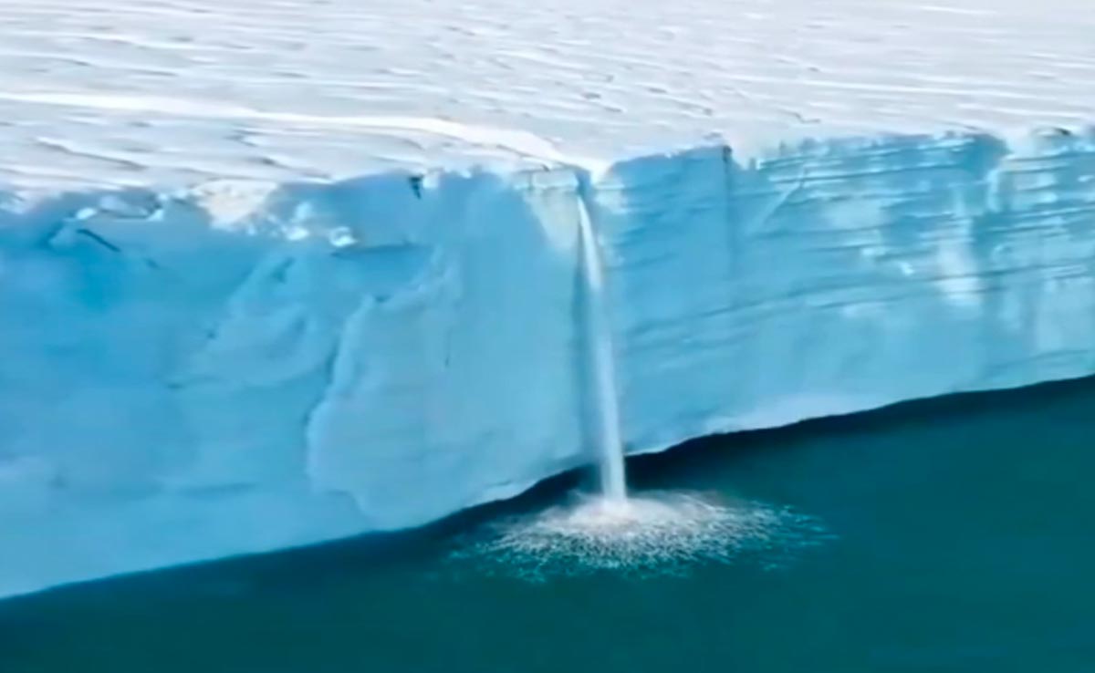 अटार्कटिक ग्लेशियर से बर्फ पिघलने का वीडियो देखने के बाद लोगों ने कहा- लगता है जीवन समाप्त होने वाला है!