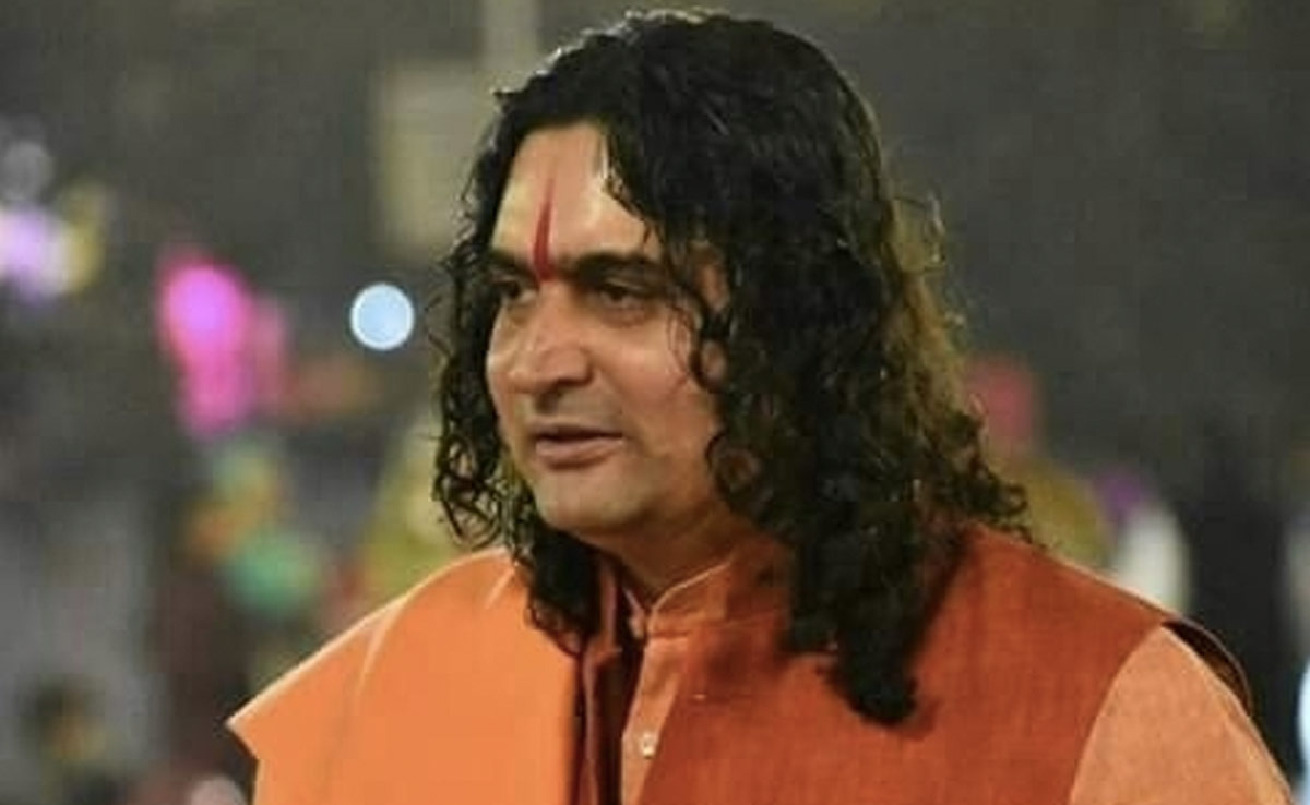 फिर विवादों में आए बालमुकुंद आचार्य, सड़कों पर उतरीं छात्राएं, थाने का किया घेराव, जानिए क्या है पूरा मामला