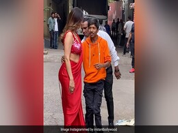 मलाइका अरोड़ा की कमर पर हाथ रख कर फैन ने खिंचवाई फोटो, खुला रह गया गार्ड का मुंह, इसके बाद एक्ट्रेस ने... मलाइका अरोड़ा की कमर पर हाथ रख कर फैन ने खिंचवाई फोटो, खुला रह गया गार्ड का मुंह, इसके बाद एक्ट्रेस ने...