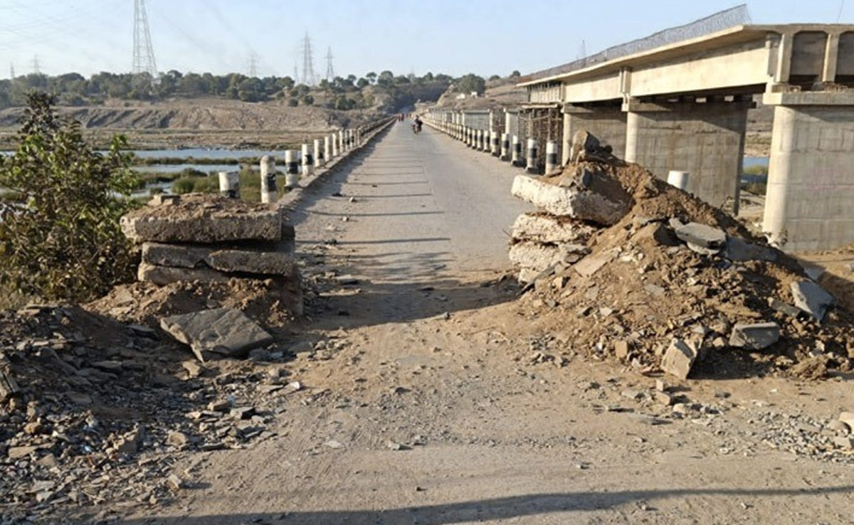 टूटे पुल के चलते लगाना पड़ता है 100 किमी का चक्कर, दो साल से बंद अंतरराज्यीय मार्ग पर आवागमन