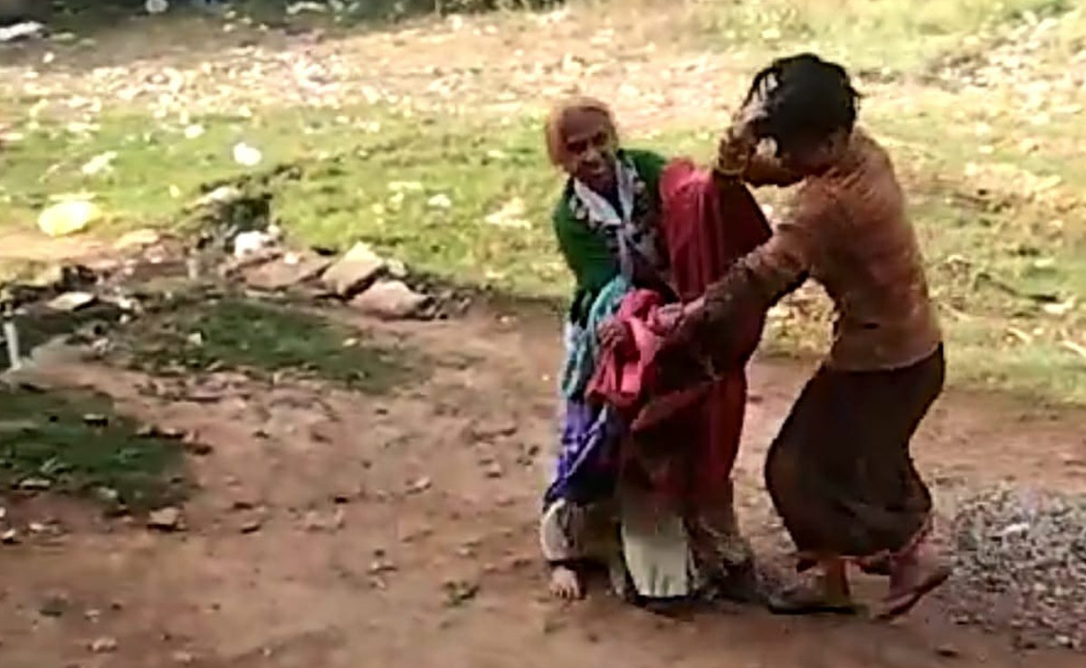 ग्वालियर में बीच सड़क पर भिड़ीं सास-बहू, दहेज प्रताड़ना का है आरोप, वीडियो वायरल