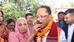 शपथ ग्रहण से पहले विष्णुदेव ने मां से लिया आशीर्वाद, वाजपेयी और वीर नारायण की प्रतिमा पर किया माल्यार्पण