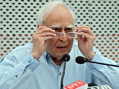 भाजपा का आरोप- सिब्बल को मिला 2010 का पुरस्कार एप्स्टीन से जुड़ा, कांग्रेस ने कहा- दावा गलत