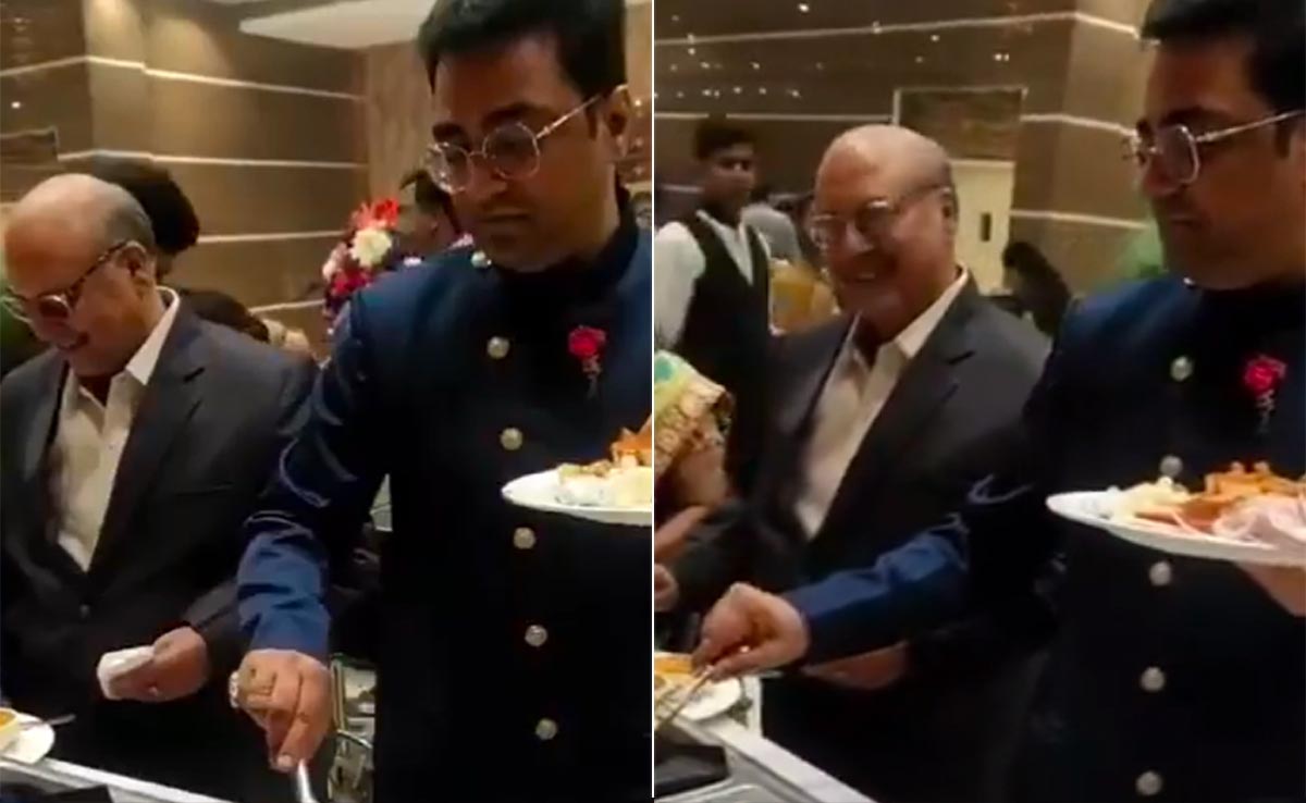 पार्टी में खुद की ही खातिरदारी करते दिखे मेहमान, सूट-बूट में बनानी पड़ गई रोटी