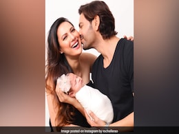 द कपिल शर्मा शो फेम एक्ट्रेस ने दो महीने में ही दिखाया बेटी का चेहरा, फैमिली के साथ शेयर की खूबसूरत PICS द कपिल शर्मा शो फेम एक्ट्रेस ने दो महीने में ही दिखाया बेटी का चेहरा, फैमिली के साथ शेयर की खूबसूरत PICS