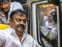 फिल्मी पर्दे पर विलेन को धूल चटाने से लेकर राजनीति तक... 'कैप्टन' विजयकांत के बारे में 5 तथ्य फिल्मी पर्दे पर विलेन को धूल चटाने से लेकर राजनीति तक... 'कैप्टन' विजयकांत के बारे में 5 तथ्य