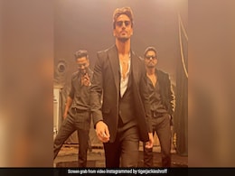 OG Hrithik Roshan Reviews Tiger Shroff's <i>Sher Khul Gaye</i> Dance Moves OG Hrithik Roshan Reviews Tiger Shroff's <i>Sher Khul Gaye</i> Dance Moves