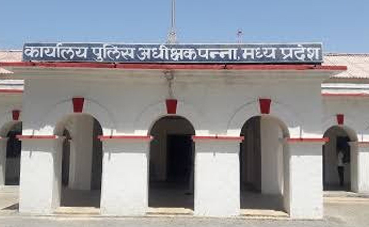 MP News : खुद को आर्मी ऑफिसर बता मजदूर से ठग लिए हज़ारों रुपए, पीड़ित ने पुलिस से लगाई मदद की गुहार