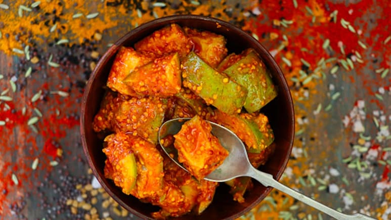 Pickle Preservation Tips: बरसात के मौसम में अचार को खराब होने से बचाने के लिए अपनाएं ये घरेलू उपाय