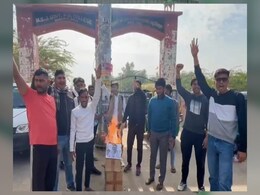 उपराष्ट्रपति धनकड़ की 'मिमिक्री' का मामला पकड़ रहा तूल, भरतपुर में जाट महासभा ने फूंका TMC सांसद का पुतला उपराष्ट्रपति धनकड़ की 'मिमिक्री' का मामला पकड़ रहा तूल, भरतपुर में जाट महासभा ने फूंका TMC सांसद का पुतला