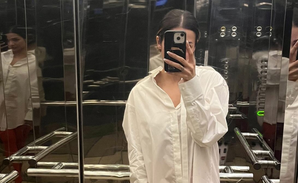 Malaika Arora In A White Shirt And Red Stockings Is Setting New Year Style Goals While "Decembering"