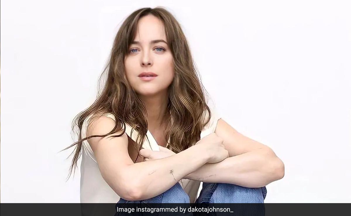 Sleep Is Dakota Johnson's "Number One Priority" And She Is "Not Functional" With Less Than 10 Hours Of It